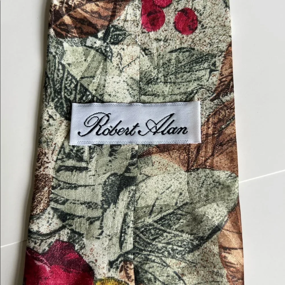 Floral‎ Patterned Robert Alan Tie in Red and Green 3.5 wide